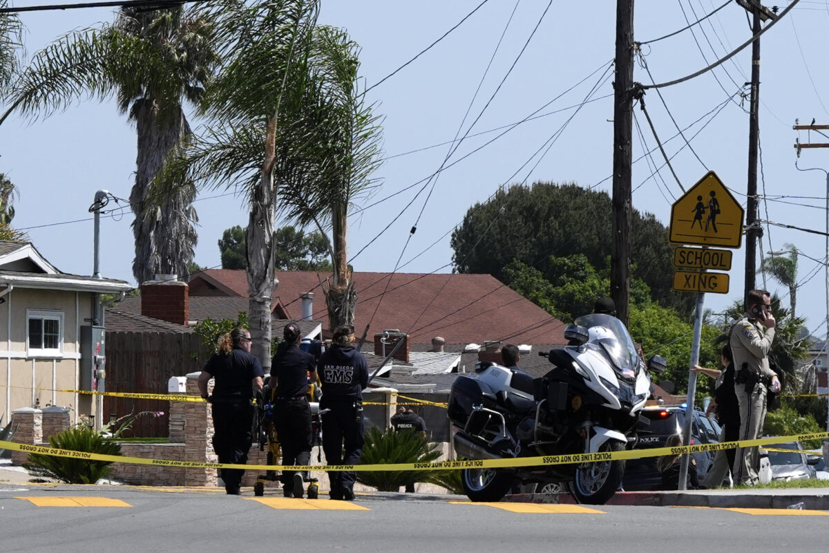 Integrantes de la Policía de San Diego realizan un operativo este lunes, en el Centro Islámico de San Diego (EE.UU). EFE/ Omar Alonso