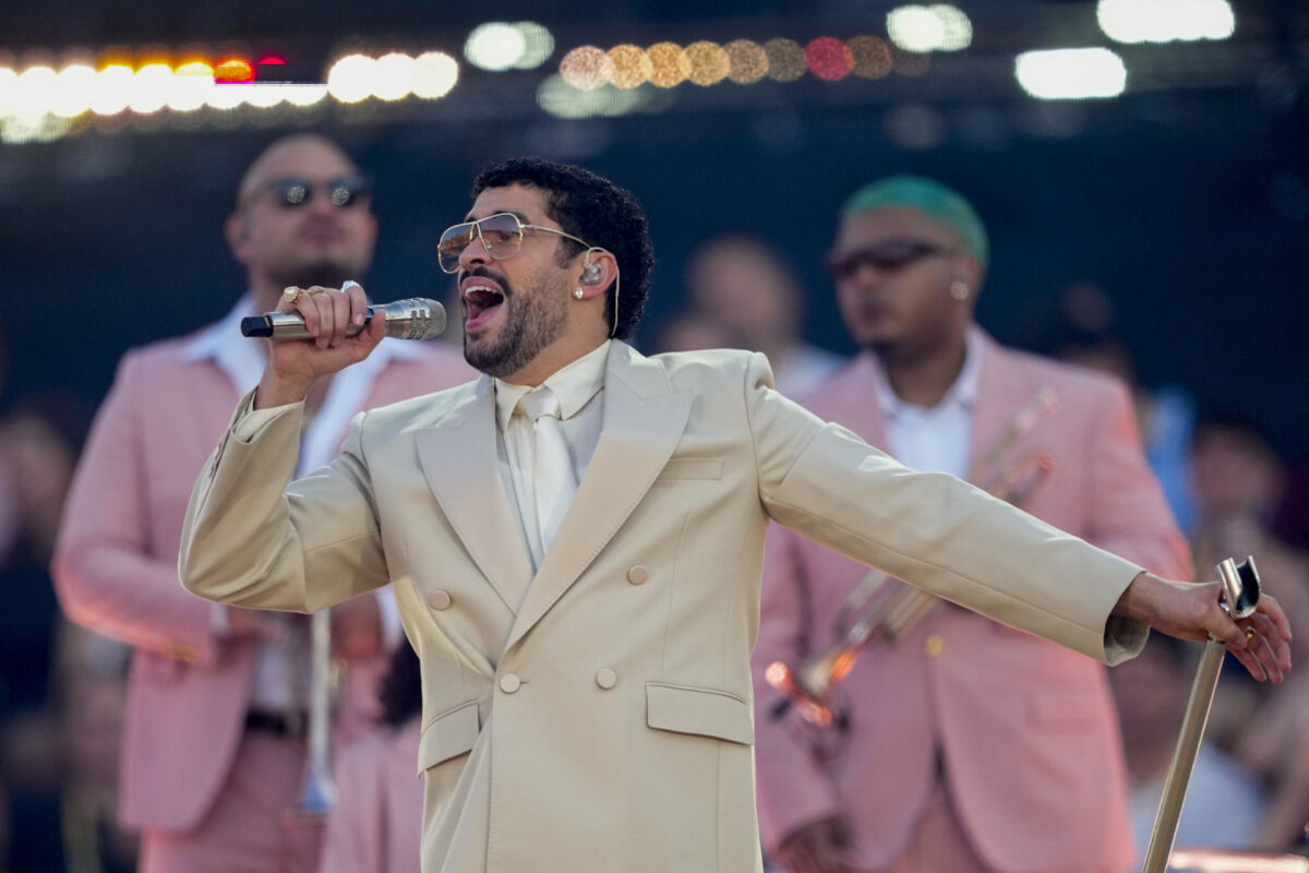 El cantante puertorriqueño Bad Bunny, durante el concierto ofrecido este viernes en el Estadio Olímpico de Barcelona. EFE/Alejandro García