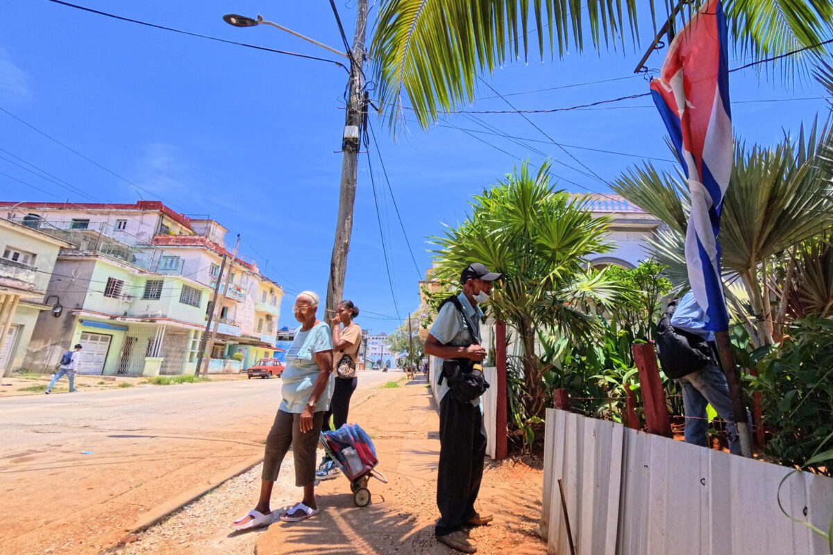 Un grupo de transeúntes fue captado este 13 de mayo en una calle de La Habana (Cuba). EFE/Ernesto Mastrascusa