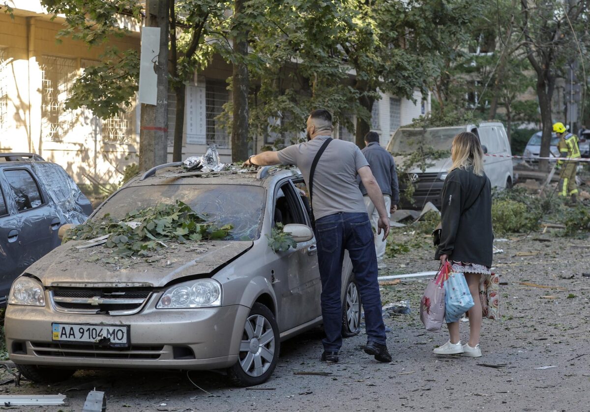 Residentes locales inspeccionan los daños en un vehículo en el lugar de un ataque ruso a un edificio residencial en Kyiv, Ucrania, el 24 de mayo de 2026, en medio de la invasión rusa. Más de 600 drones y 90 misiles alcanzaron varios lugares en Kyiv durante la noche del 24 de mayo, lo que provocó al menos dos muertes confirmadas y más de 80 heridos, según el presidente ucraniano Volodymyr Zelensky. (Rusia, Ucrania, Kiev) EFE/EPA/SERGEY DOLZHENKO