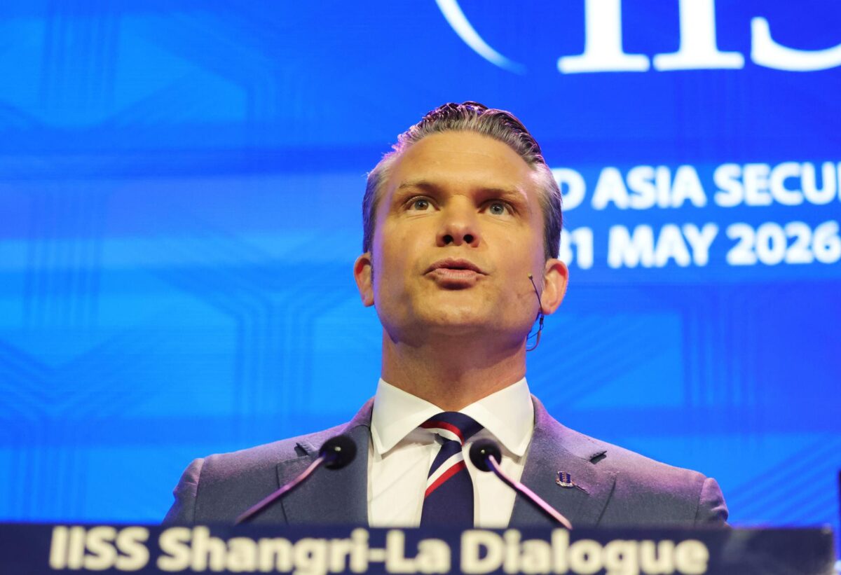 Singapore (Singapore), 30/05/2026.- US Secretary of Defense Pete Hegseth delivers his speech during a plenary session of the International Institute for Strategic Studies (IISS) Shangri-la Dialogue Defence Summit in Singapore, 30 May 2026. Defense ministers and officials from 44 countries are gathered in the city state for the IISS Shangri-la Dialogue, an annual high level defence summit in the Asia Pacific region. (Singapur) EFE/EPA/HOW HWEE YOUNG