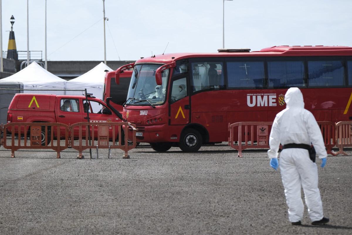 Desembarque de pasajeros y tripulantes del crucero MV Hondius, afectado por un brote de hantavirus, en el puerto canario de Granadilla de Abona (España). EFE/ Alberto Valdes