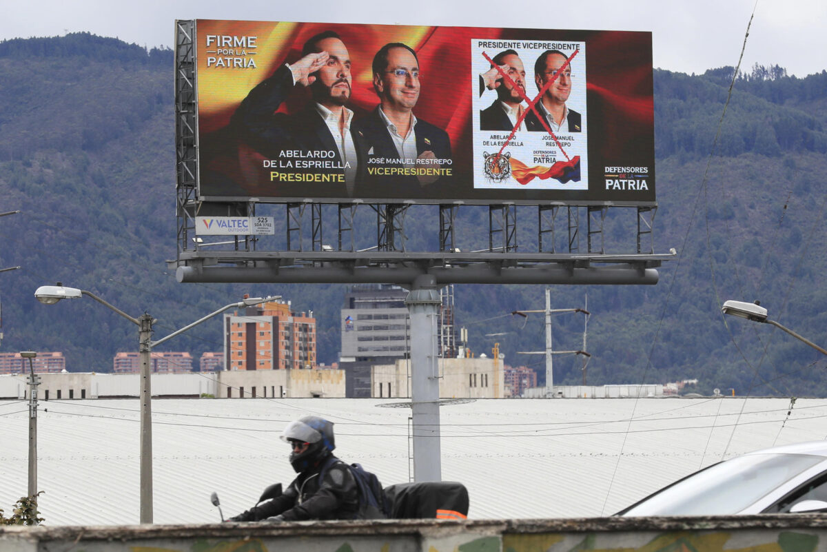 Fotografía de una valla con publicidad política del candidato a la Presidencia de Colombia, Abelardo de la Espriella, en Bogotá (Colombia). EFE/ Carlos Ortega