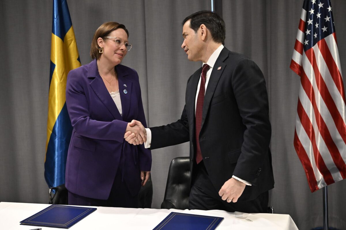 La ministra de Asuntos Exteriores de Suecia, Maria Malmer Stenergard (izquierda), y el secretario de Estado de Estados Unidos, Marco Rubio, posan durante la firma de un memorando de entendimiento sobre un acuerdo para la prosperidad tecnológica, en el marco de la reunión de ministros de Asuntos Exteriores de la OTAN celebrada en Helsingborg, Suecia, el 22 de mayo de 2026. Esta es la primera vez que Suecia acoge una sesión ministerial de la OTAN desde que se convirtió en miembro de pleno derecho en 2024.. (Suecia) EFE/EPA/JOHAN NILSSON SWEDEN OUT