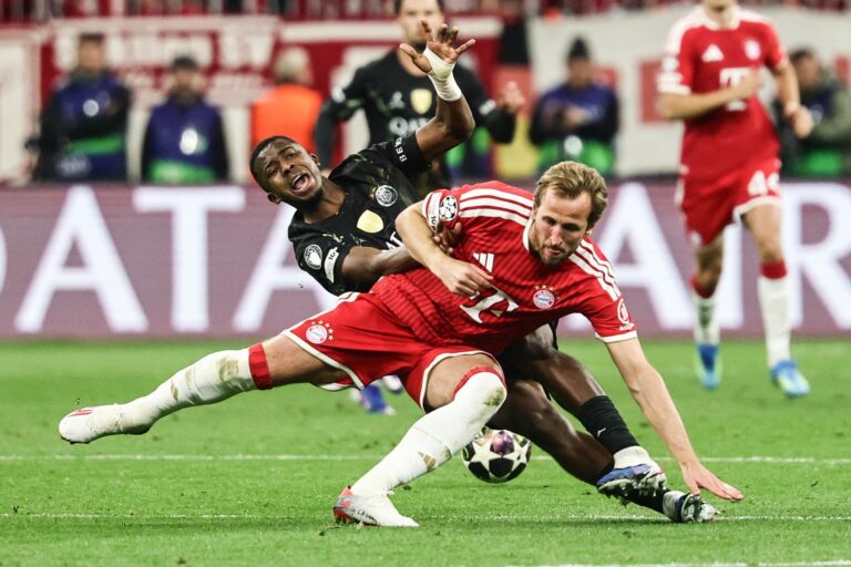 Harry Kane (derecha), del Bayern de Múnich, en acción frente a Willian Pacho, del PSG, durante el partido de vuelta de las semifinales de la Liga de Campeones en Múnich, Alemania. EFE/EPA/RONALD WITTEK