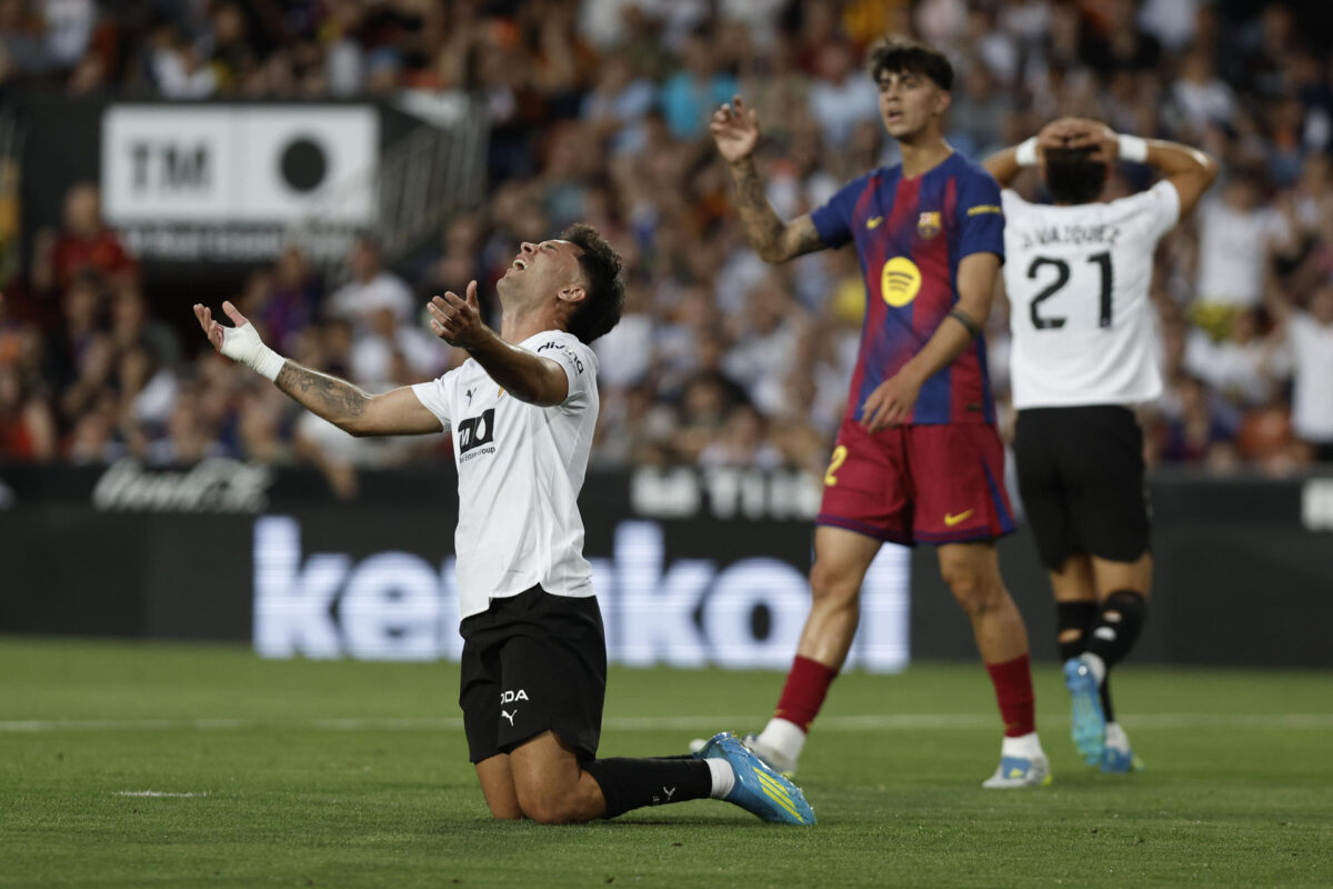 -Los jugadores del Barcelona y del Valencia, durante el partido de la jornada 38 de LaLiga entre el Valencia y el Barcelona, este sábado en el estadio de Mestalla en Valencia.-EFE/ Biel Aliño