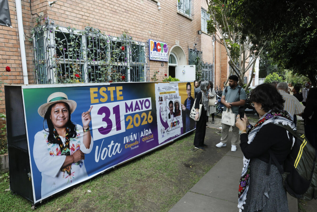 Fotografía de publicidad política en la sede del candidato a la Presidencia de Colombia, Iván Cepeda en Bogotá (Colombia). EFE/ Carlos Ortega