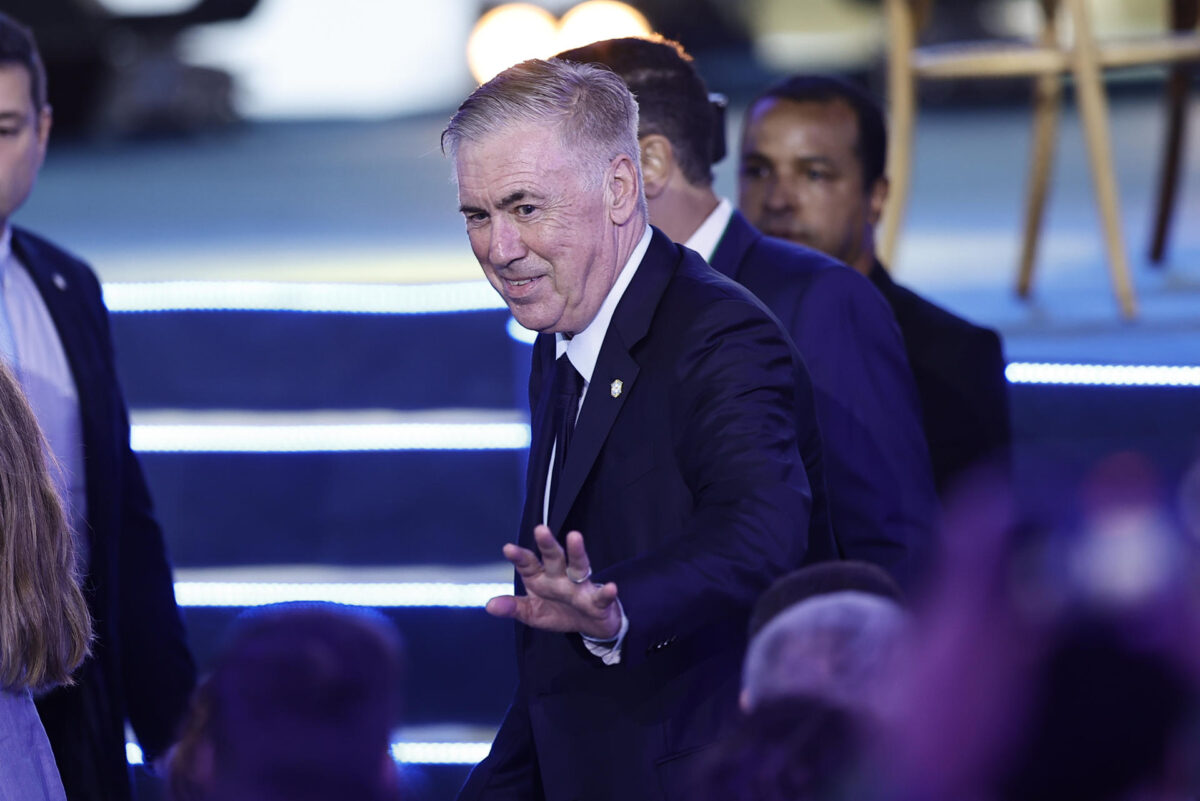 El seleccionador de Brasil, el italiano Carlo Ancelotti, saluda durante el anuncio de la lista de los 26 convocados para el Mundial 2026 en Río de Janeiro (Brasil). EFE/ Andre Coelho