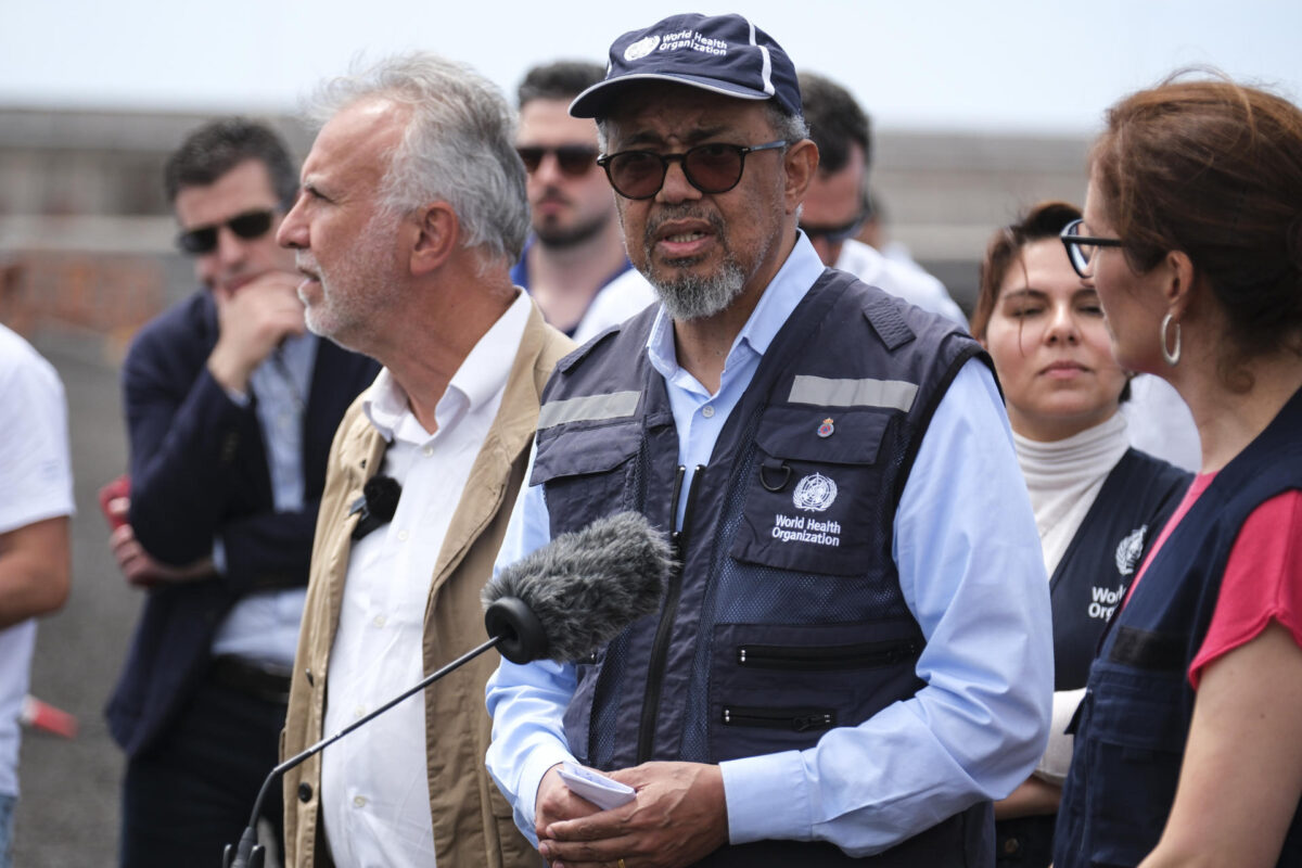 El director general de la Organización Mundial de la Salud (OMS), Tedros Adhanom Ghebreyesus, informa sobre el proceso de desembarco de pasajeros del crucero MV Hondius en el puerto canario de Granadilla de Abona (España). EFE/Alberto Valdes