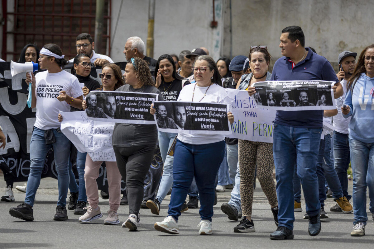 Familiares de presas políticas y activistas se manifiestan en los alrededores del Instituto Nacional de Orientación Femenina (INOF) para exigir a la presidenta encargada de Venezuela, Delcy Rodríguez, la liberación de detenidas, este martes, en Los Teques (Venezuela). EFE/ Miguel Gutiérrez
