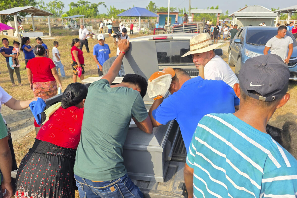 Fotografía del 22 de mayo de 2026 que muestra personas lamentándose durante un funeral, en Rigores (Honduras). EFE/ Germán Reyes