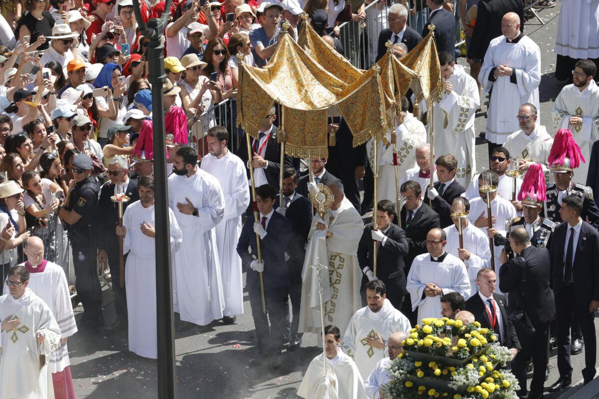 El papa León XIV durante la procesión del Corpus Christi tras la misa oficiada este domingo en la Plaza de Cibeles de Madrid. EFE/Zipi