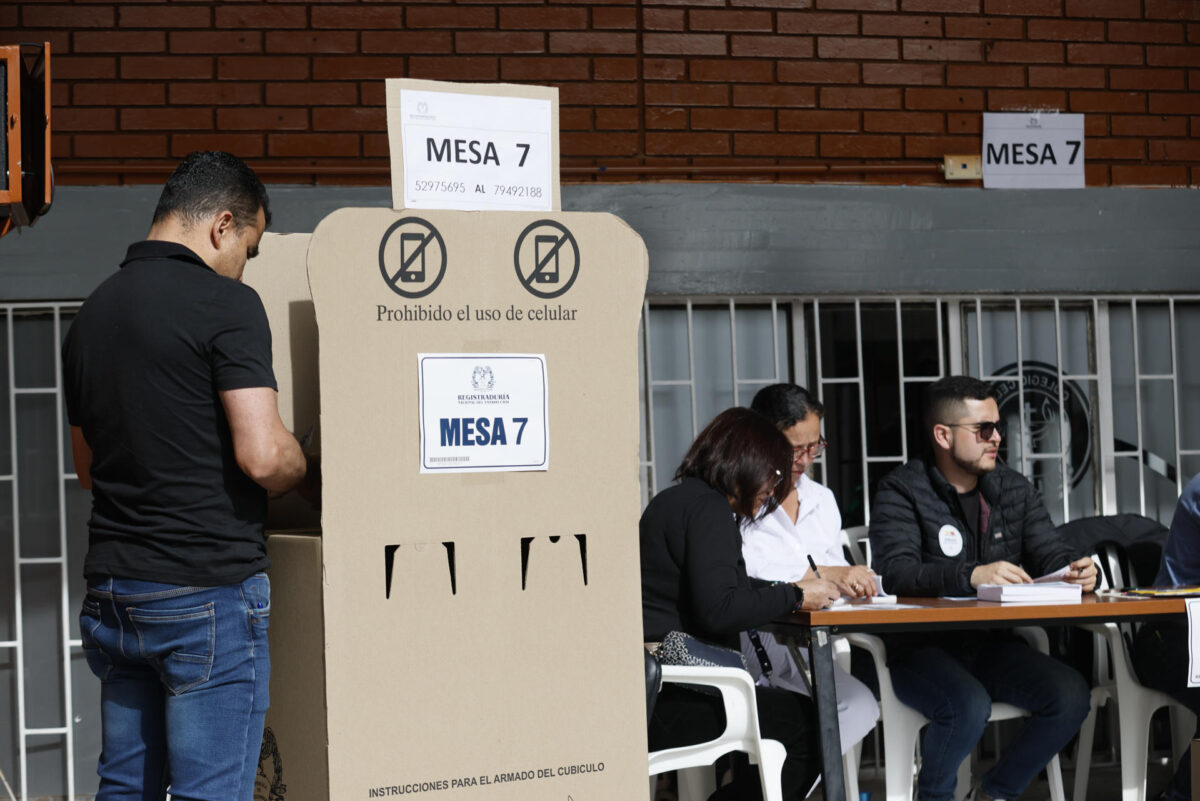 Un hombre deposita su voto este domingo, en la segunda vuelta de las elecciones presidenciales que elegirá a quien gobernará a Colombia en el periodo 2026-2030. EFE/ Carlos Ortega