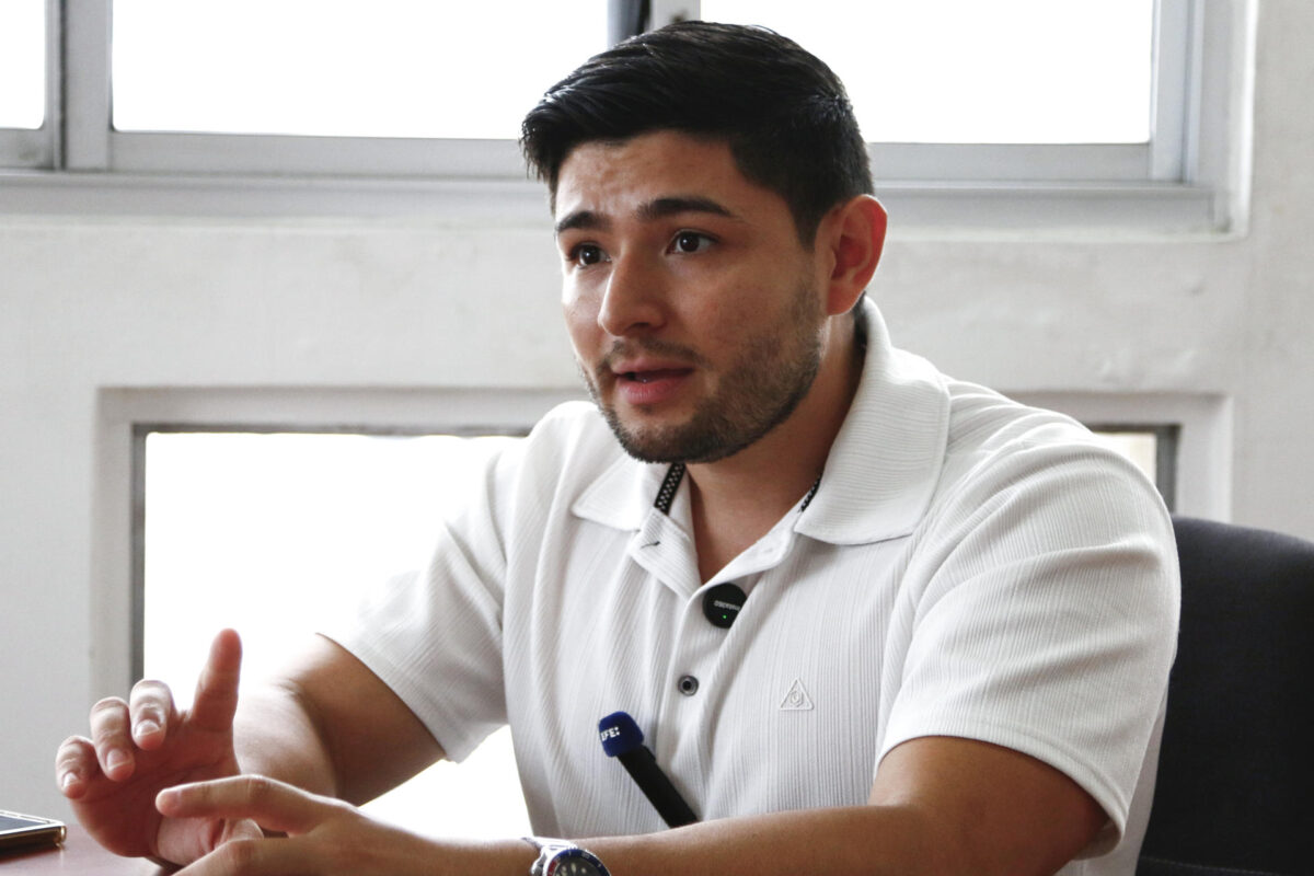 El diputado independiente panameño Eduardo Gaitán habla en una entrevista con EFE este lunes, en Ciudad de Panamá (Panamá). EFE/ Moncho Torres