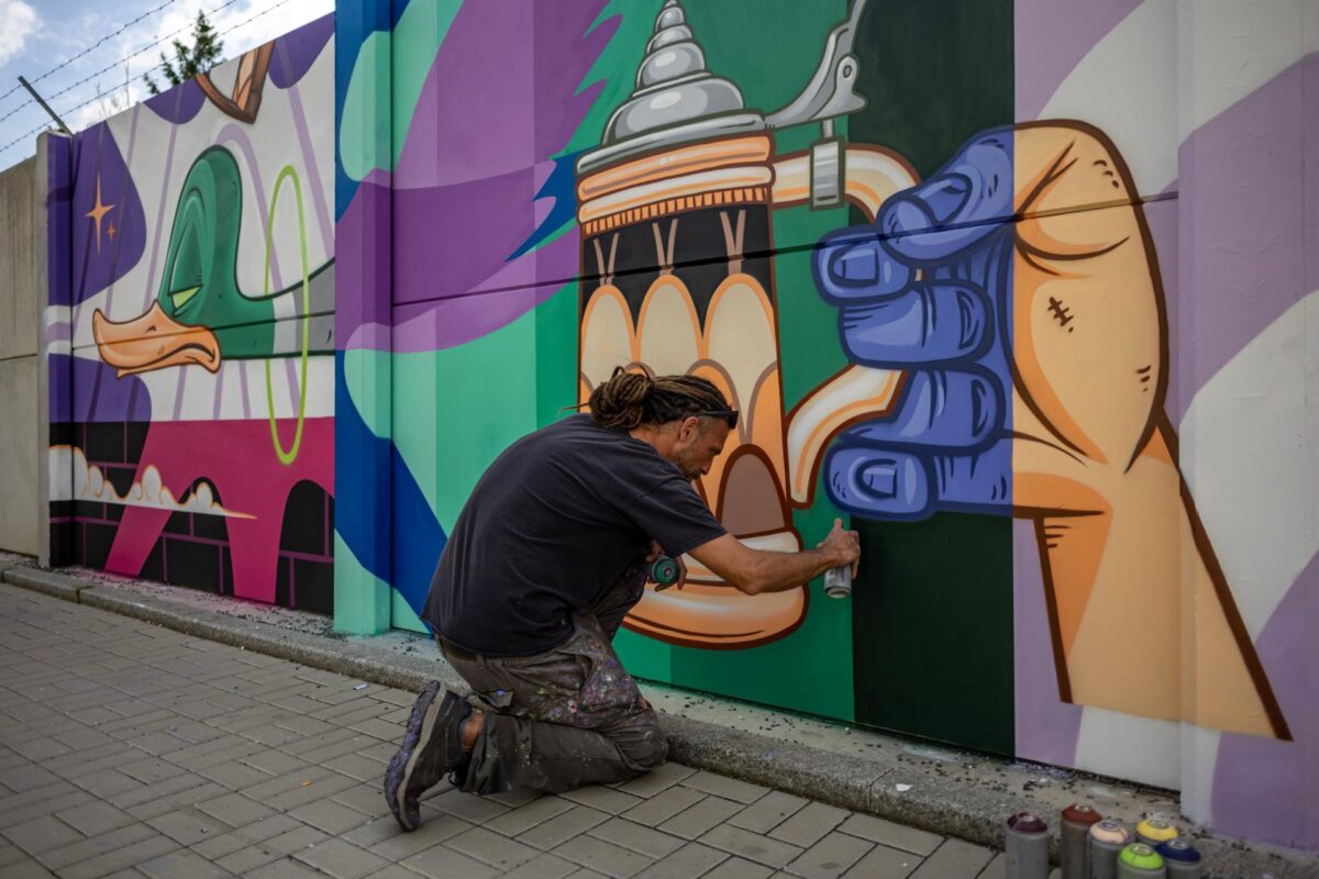 El artista español Marc Altafulla, conocido como Kram, crea una pintura de grafiti a gran escala durante el proyecto'Mural Ruzyne' en Praga, República Checa, el 18 de junio de 2026 (emitido el 19 de junio de 2026). Este proyecto forma parte del festival Urban Pictus, que se celebra del 15 al 30 de junio y presenta 30 obras de destacados artistas callejeros checos e internacionales. Al cubrir un muro de hormigón de más de 700 metros de largo, se convertirá en el tercer mural más largo de este tipo en Europa una vez finalizado. EFE/EPA/MARTIN DIVISEK