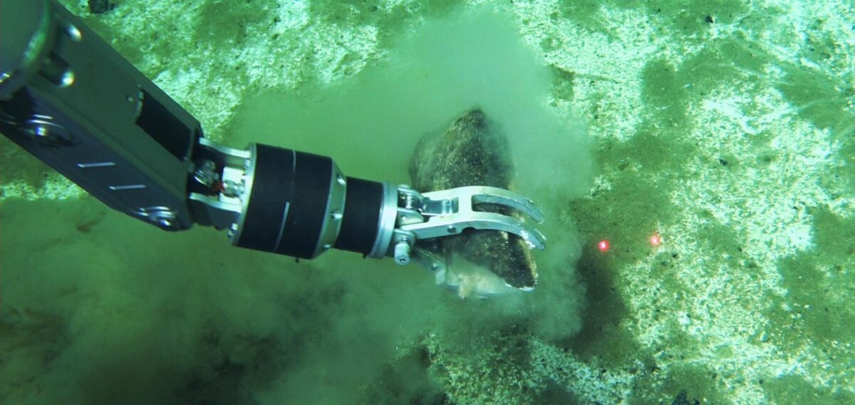 Recuperación de huesos fósiles de ballena mediante el brazo del sumergible chino Fendouzhe en las profundidades del lecho marino de la zona de Diamantina. Crédito: Global TREnD, IDSSE