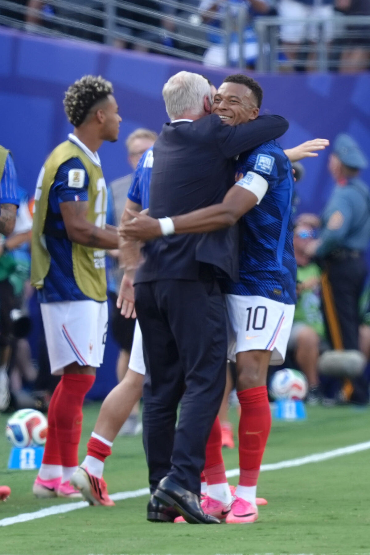 El seleccionador de Francia, Didier Deschamps (i), abraza a Kylian Mbappe luego de que el'10' galo anotara el primero de sus dos goles este martes ante Suecia en el Mundial 2026. EFE/ Octavio Guzmán