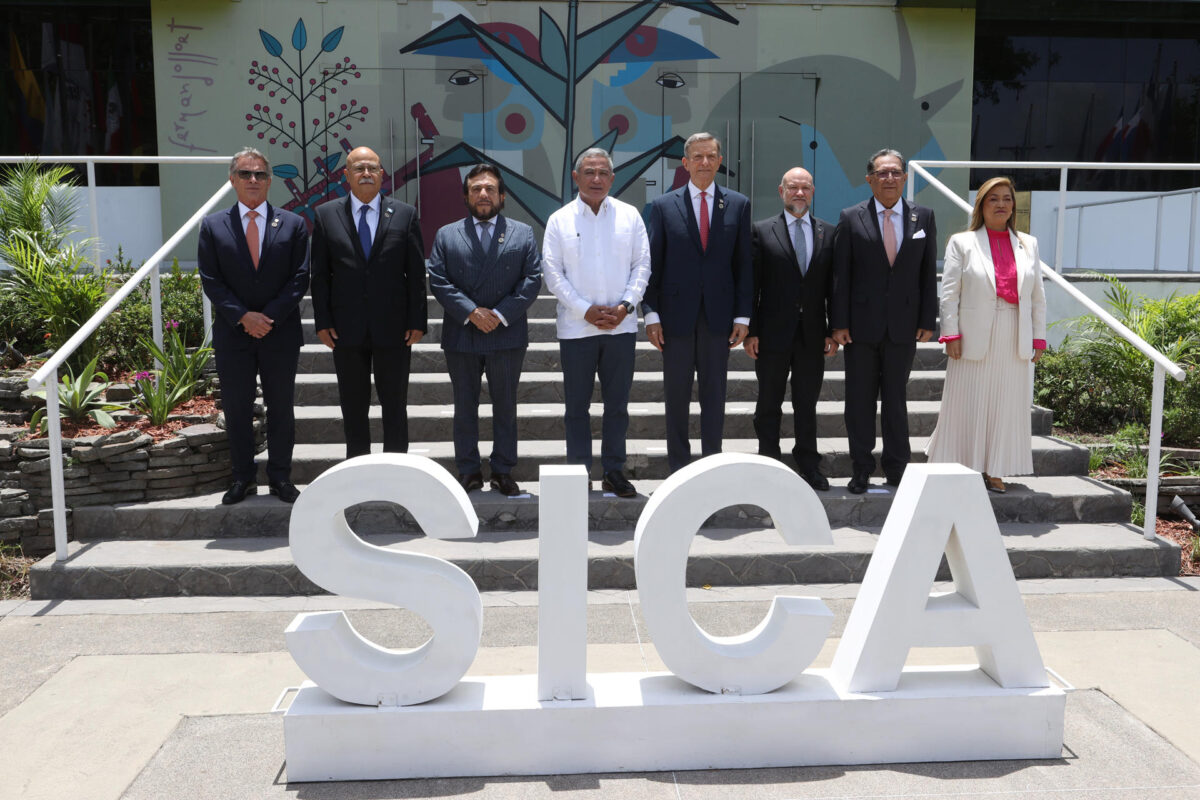 Fotografía oficial de los delegados del Sistema de Integración Centroamericana (SICA), este 26 de junio, durante la posesión de la presidencia pro témpore de la entidad por parte de Belice, Antiguo Cuscatlán (El Salvador). EFE/Javier Aparicio