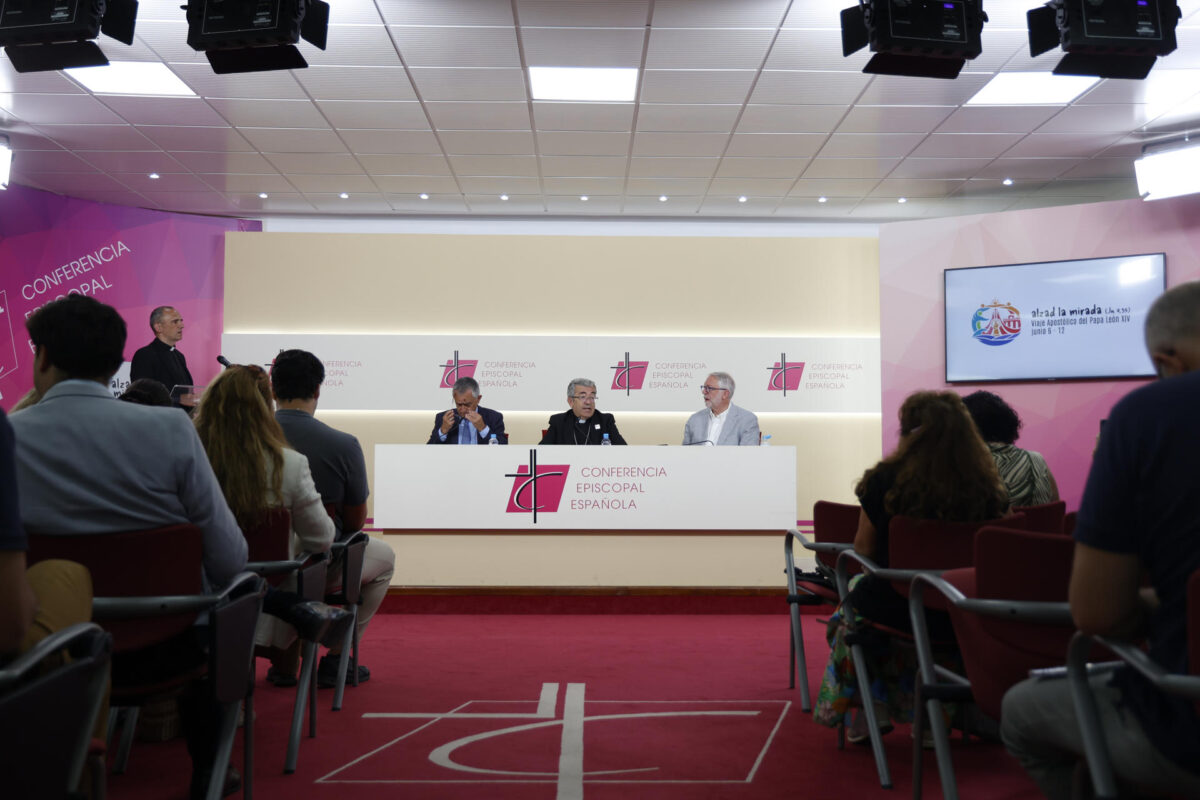 - El presidente de la Conferencia Episcopal Española (CEE), Luis Argüello, y los coordinadores nacionales de la visita del papa a España, Yago de la Cierva (d) y Fernando Giménez Barriocanal (i), durante la rueda de prensa ofrecida este martes, para evaluar el viaje de León XIV, en el que ha recorrido 2.500 kilómetros durante seis días con etapas en Madrid, Barcelona, Gran Canaria y Tenerife.EFE/ Maria Aguilella Pardo