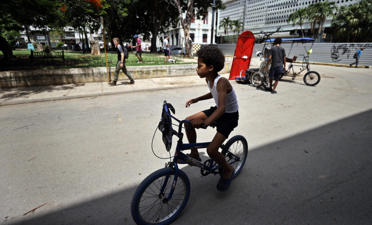Fotografía del 5 de junio de 2026 que muestra a un niño montando en bicicleta en La Habana (Cuba). Los patios de colegio en La Habana están extrañamente silenciosos este junio. Sin transporte ni alimentos para los comedores, el fin del curso escolar se ha adelantado a la fuerza por la intensificación de la crisis derivada del bloqueo petrolero de EE.UU. EFE/ Ernesto Mastrascusa