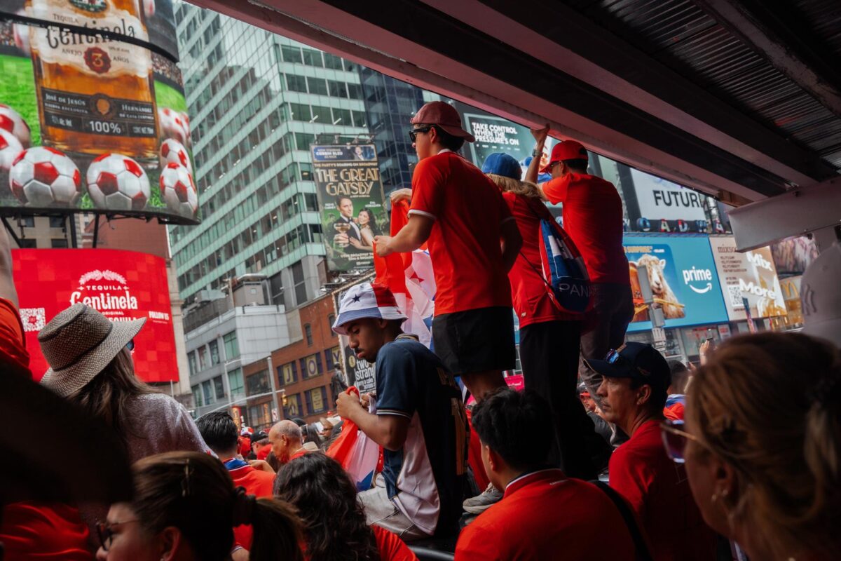Los aficionados panameños al fútbol celebran en Times Square un día antes de que su selección juegue contra Inglaterra, en Nueva York, Estados Unidos. EFE/EPA/OLGA FEDOROVA