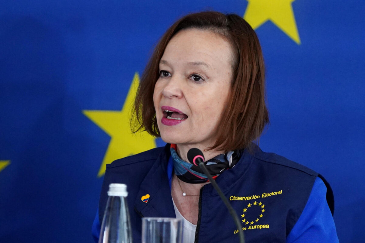 La jefa de la delegación del Parlamento Europeo e integrante de la Misión de Observación Electoral de la Unión Europea para Colombia (MOE UE), Leire Pajín, fue captada, este 2 de junio, durante una rueda de prensa, en Bogotá (Colombia). EFE/Pablo Seco