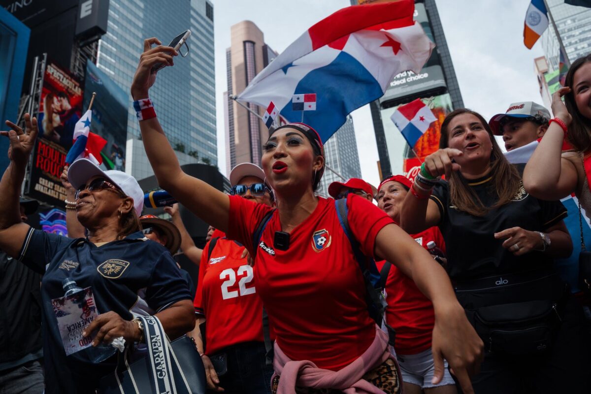 Los aficionados panameños celebran en Times Square un día antes de que su selección juegue contra Inglaterra, en Nueva York, Nueva York, EE.UU. EFE/EPA/OLGA FEDOROVA