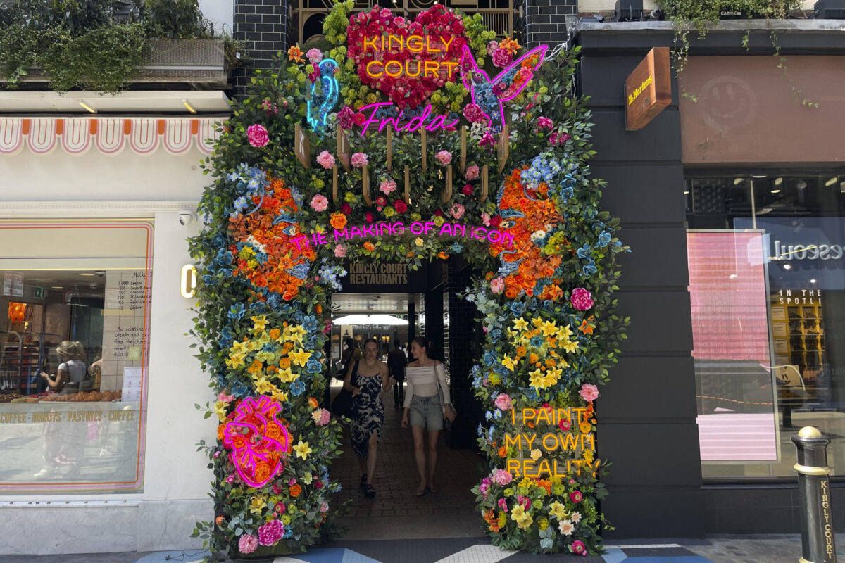 El londinense barrio de Soho inauguró este jueves'¡Frida Icónica'!, un mural al aire libre dedicado a Frida Kahlo por el 119 aniversario de su nacimiento, compuesto por cuatro retratos que forman el perfil de la artista mexicana y que transformó la zona en un lienzo lleno de color y arte público. EFE/Luis Campello