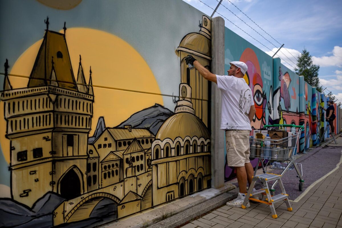 El artista polaco Maciej Kreda crea una pintura de gran escala durante el proyecto'Mural Ruzyne' en Praga, República Checa, el 18 de junio de 2026 (emitido el 19 de junio de 2026). Este proyecto forma parte del festival Urban Pictus, que se desarrolla del 15 al 30 de junio, con 30 obras de destacados artistas callejeros checos e internacionales. Cubriendo un muro de hormigón de más de 700 metros de largo, se convertirá en el tercer mural más largo de su tipo en Europa una vez finalizado. EFE/EPA/MARTIN DIVISEK
