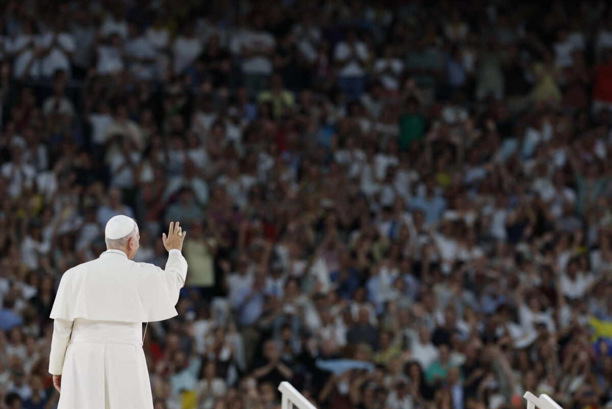 El papa León XIV saluda a los fieles en el encuentro con la comunidad diocesana que protagoniza este lunes en el estadio Santiago Bernabéu, en Madrid. EFE/ Ballesteros