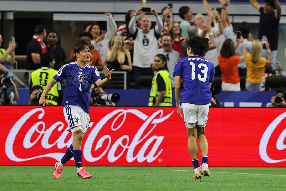 Keito Nakamura (d) festeja su gol, el del empate defintivo 2-2 de Japón en Arlington con Países Bajos en el partido de debut en el Mundial de ambas selecciones en el Mundial. EFE/ Kenneth Fernandez
