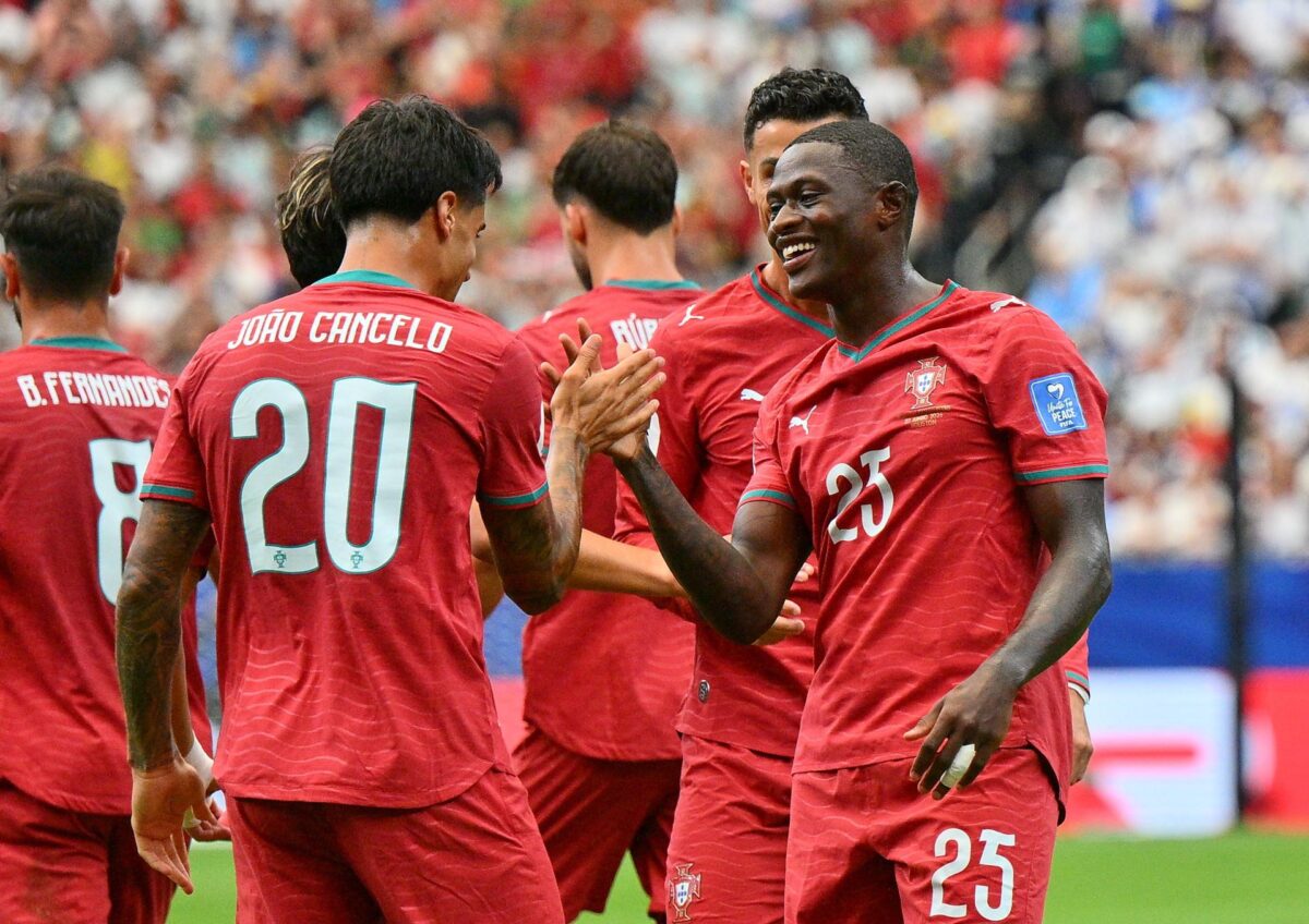 Nuno Mendes, de Portugal (d), celebra el gol del 2-0 junto a sus compañeros durante el partido de la fase de grupos de la Copa Mundial de la FIFA 2026. EFE/EPA/SAM WASSON