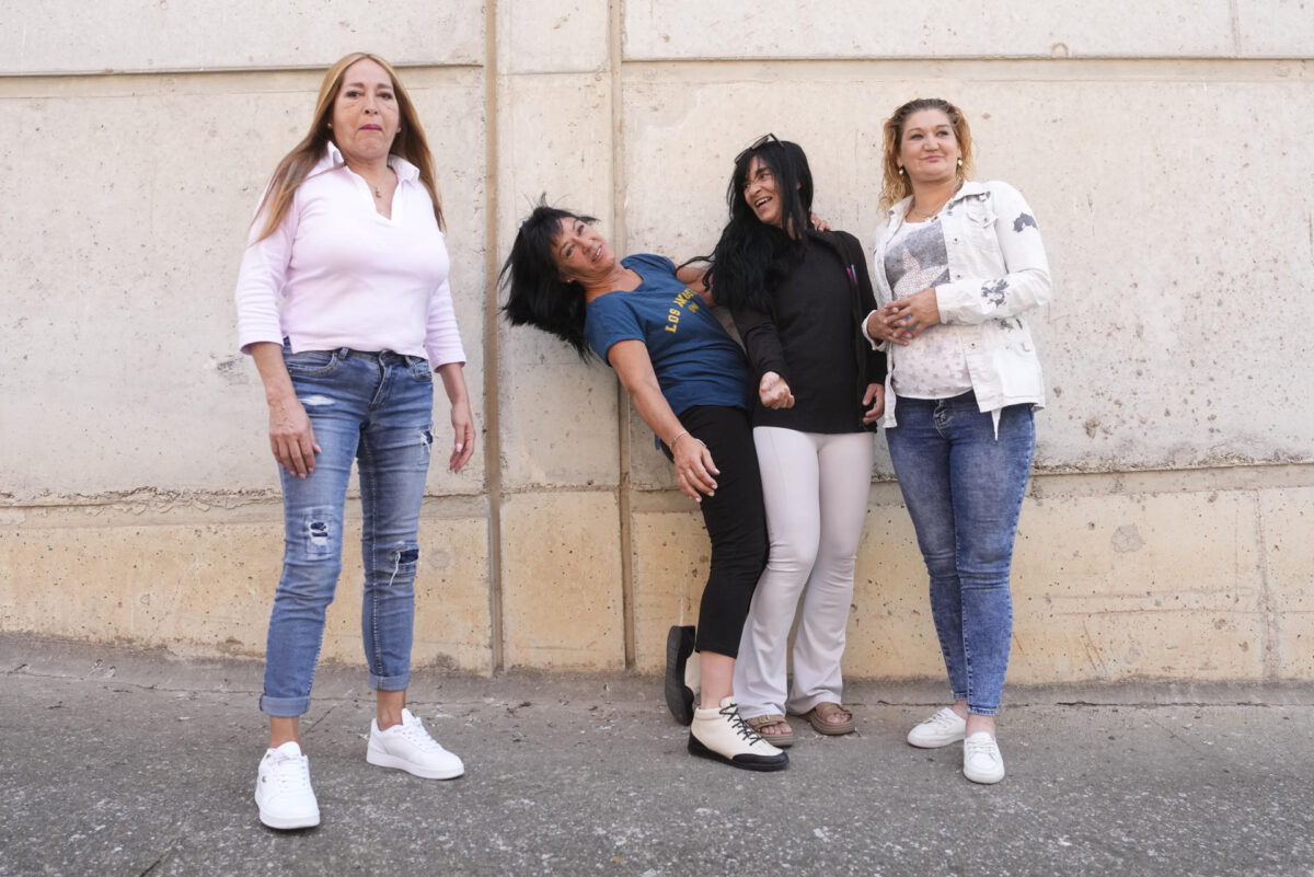 Josefina (i), y Montse (2i), las dos presas de la cárcel de Brians 1 que compartirán su testimonio personal con el papa León XIV en su visita del próximo miércoles a la cárcel, posan junto a sus compañeras Maite (2d) y Elisabeth (d), que también estarán presentes en el acto, en el que el papa será recibido por 80 internos de varios centros, homenajeado con un canto y, de regalo, un plato cerámico elaborado por reclusos. EFE/Enric Fontcuberta