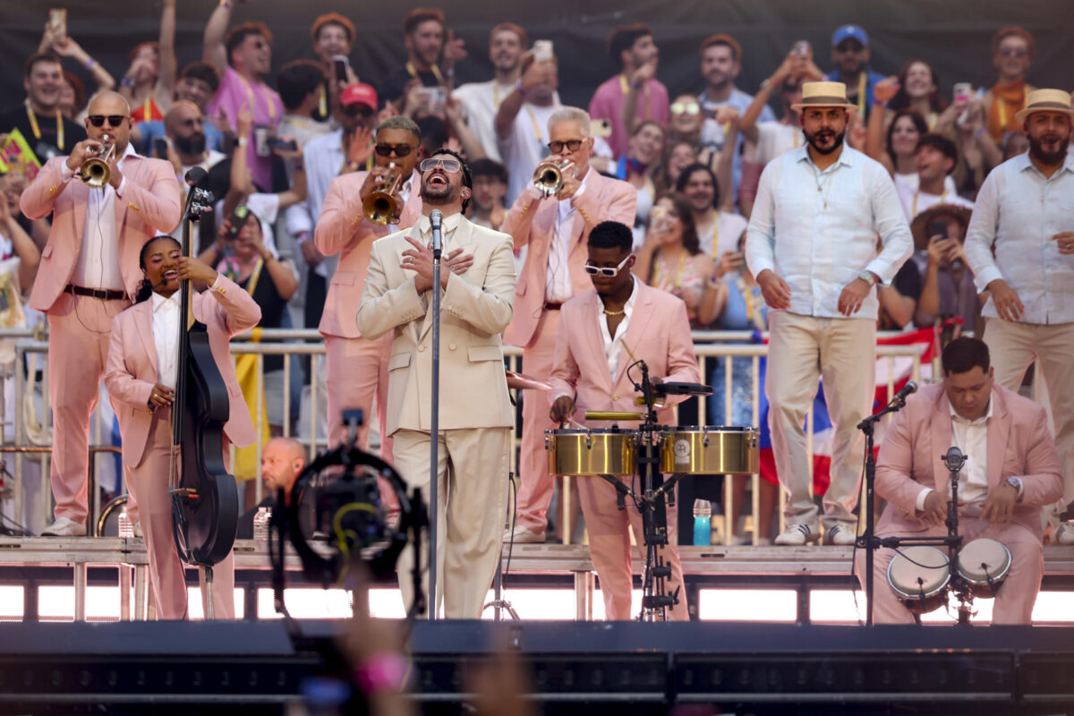 El cantante puertorriqueño Bad Bunny durante el último concierto de su gira en Madrid, este lunes en el estadio Metropolitano. EFE/Kiko Huesca