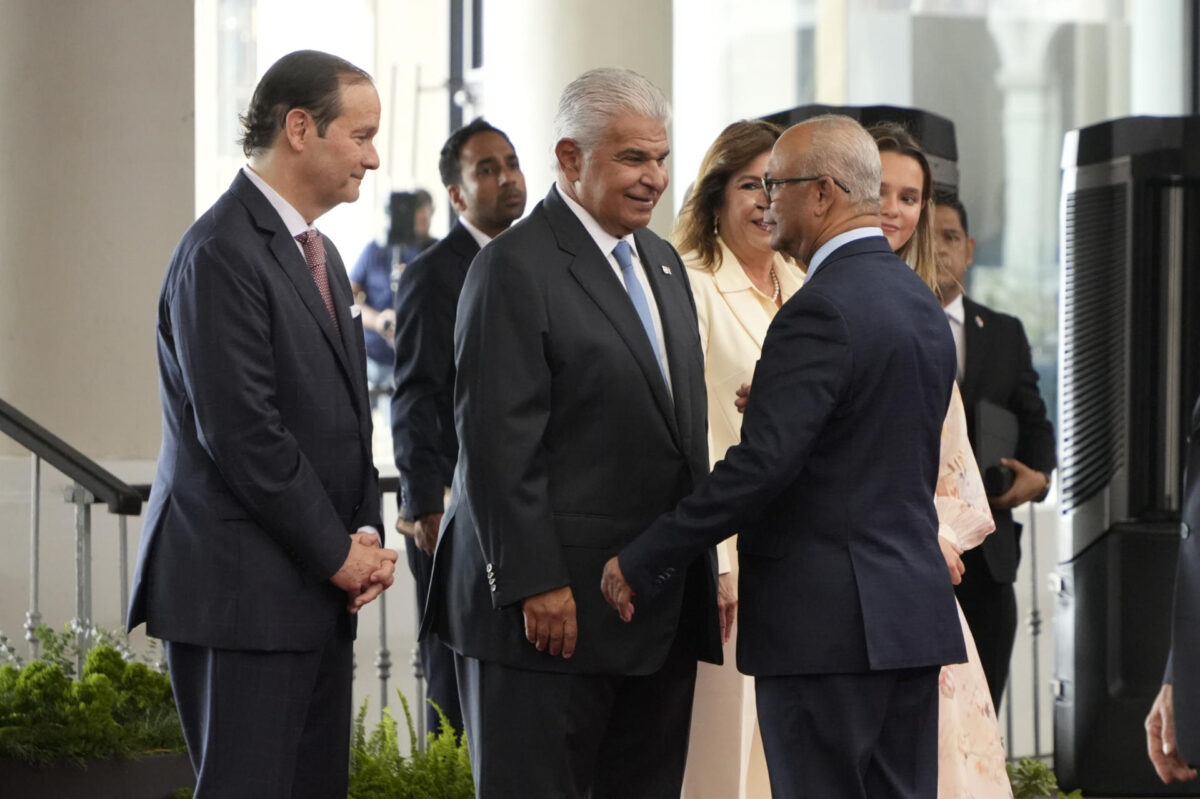 El presidente de Panamá, José Raúl Mulino (c), saluda al secretario general de la Organización de los Estados Americanos (OEA), Albert Ramdin (d), a su llegada a los actos conmemorativos del Bicentenario del Congreso Anfictiónico este lunes, en Ciudad de Panamá (Panamá). EFE/ Aris Mariota