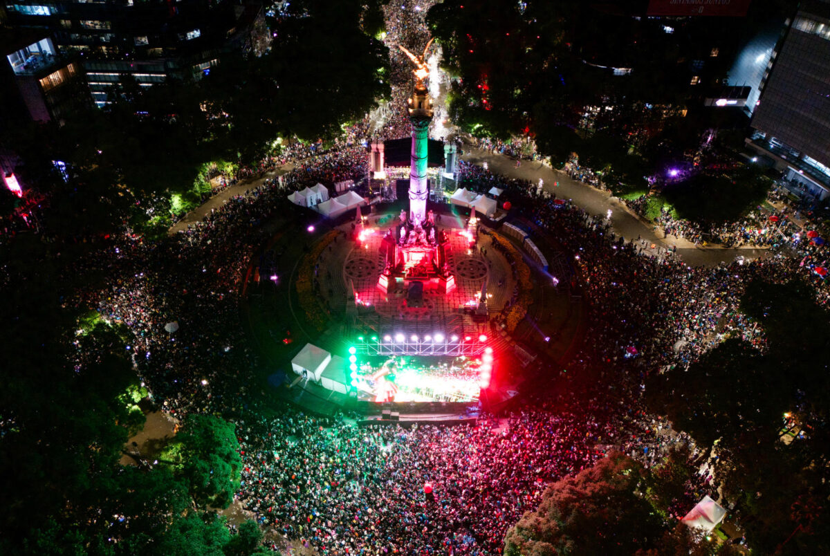 Fotografía aérea que muestra aficionados de México celebrando en el Ángel de la Independencia, el triunfo ante República Checa este miércoles, en un partido del Mundial de la FIFA 2026, en Ciudad de México (México). EFE/ Tomás Pérez