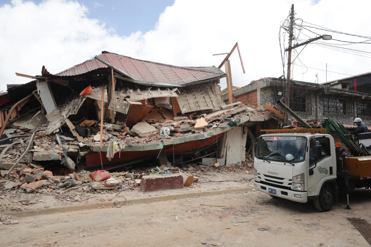 Fotografía que muestra este sábado, una casa derrumbada por los terremotos en Venezuela, en El Junquito (Venezuela). EFE/ Ronald Peña R