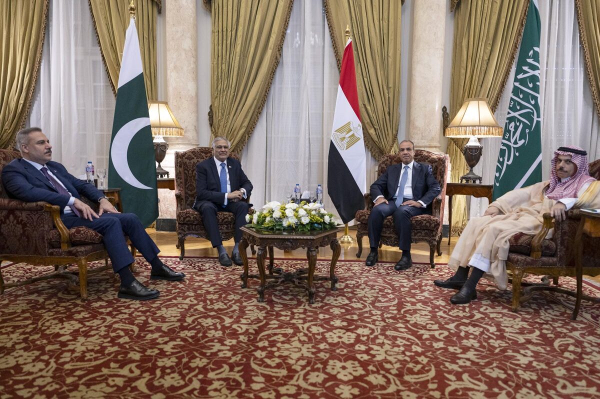 El ministro de Asuntos Exteriores de Egipto, Badr Abdelatty (2-D), el ministro de Asuntos Exteriores de Turquía, Hakan Fidan (I), el ministro de Asuntos Exteriores de Arabia Saudí, el príncipe Faisal bin Farhan Al Saud (D), y el ministro de Asuntos Exteriores de Pakistán, Mohammad Ishaq Dar (2-I), posan para una foto antes de una reunión cuatripartita en el Palacio de Tahrir en El Cairo, Egipto, el 21 de junio de 2026. EFE/EPA/MOHAMED HOSSAM