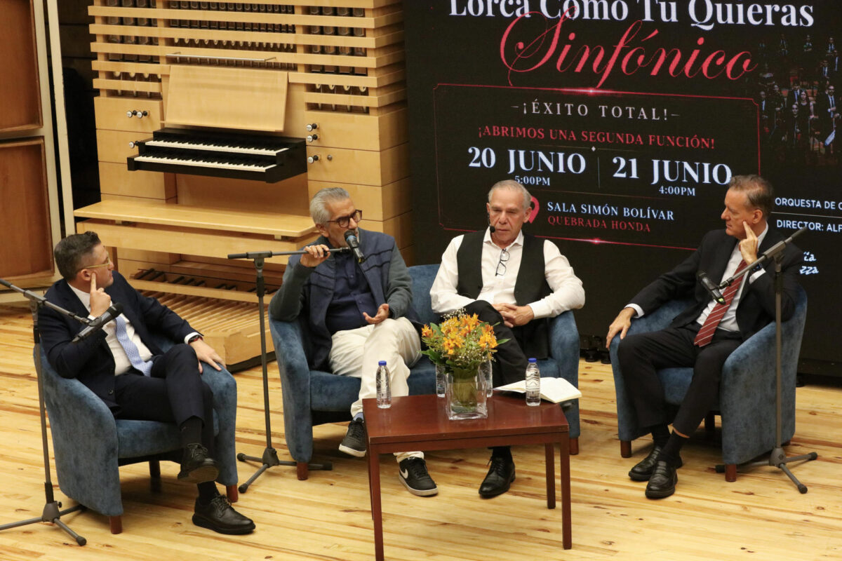Fotografía difundida por el Sistema Nacional de Orquestas de Venezuela que muestra a su presidente, Eduardo Méndez (i), junto al director de orquesta Alfredo Rugeles (c-i), el productor ejecutivo Ramón Ramírez (c-d) y el embajador de España en Venezuela, Álvaro Enrique Albacete Perea, durante una rueda de prensa este martes, en Caracas (Venezuela). EFE/ Sistema Nacional de Orquestas de Venezuela