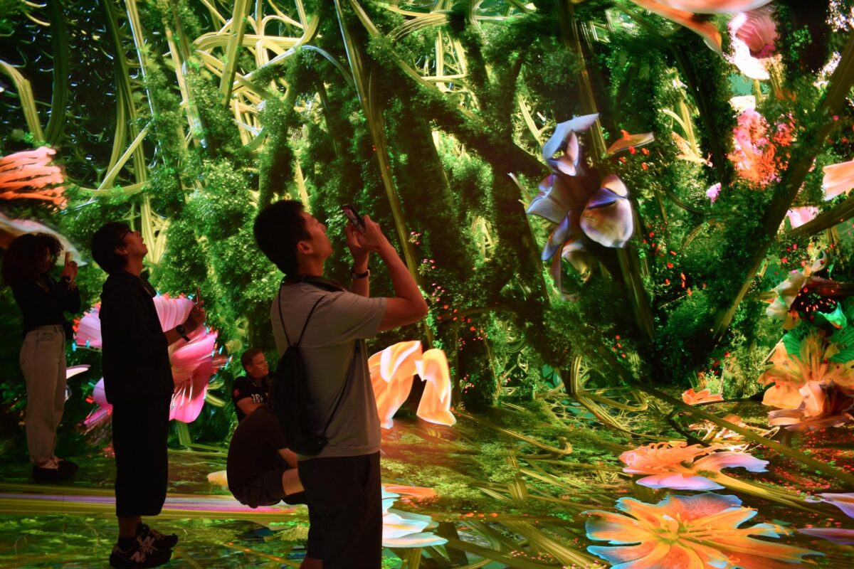 Personas observan la exposición inmersiva'Machine Dreams: Rainforest' (Sueños de máquina: Selva tropical) este lunes, en Dataland, el primer museo de IA, concebido por Refik Anadol Studio, en Los Ángeles (EE.UU.). EFE/ Mónica Rubalcava