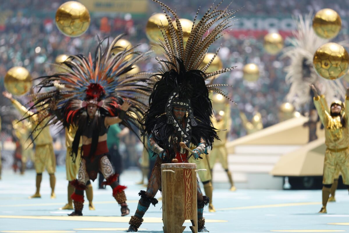 Artistas se presentan este jueves, en la inauguración del Mundial de la FIFA 2026 en el estadio Ciudad de México (México). EFE/ Sashenka Gutierrez