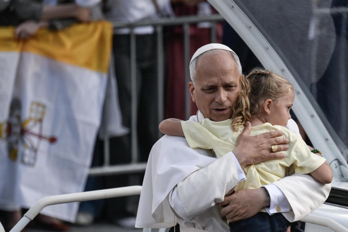 El Papa León XIV abraza a un niño en una vigilia de oración en el Estadio Olímpico Lluis Companys de Barcelona, España, el 09 de junio de 2026. El Papa León XIV visita España del 06 al 12 de junio de 2026, con paradas en Madrid, Barcelona y las Islas Canarias. (Papa, España) EFE/EPA/CIRO FUSCO