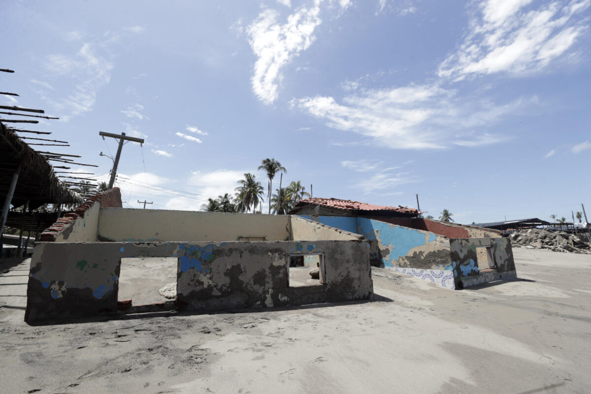 Fotografía del 18 de junio de 2026 que muestra escombros de una casa en la playa de la aldea Cedeño, al sur de Honduras.EFE/Gustavo Amador
