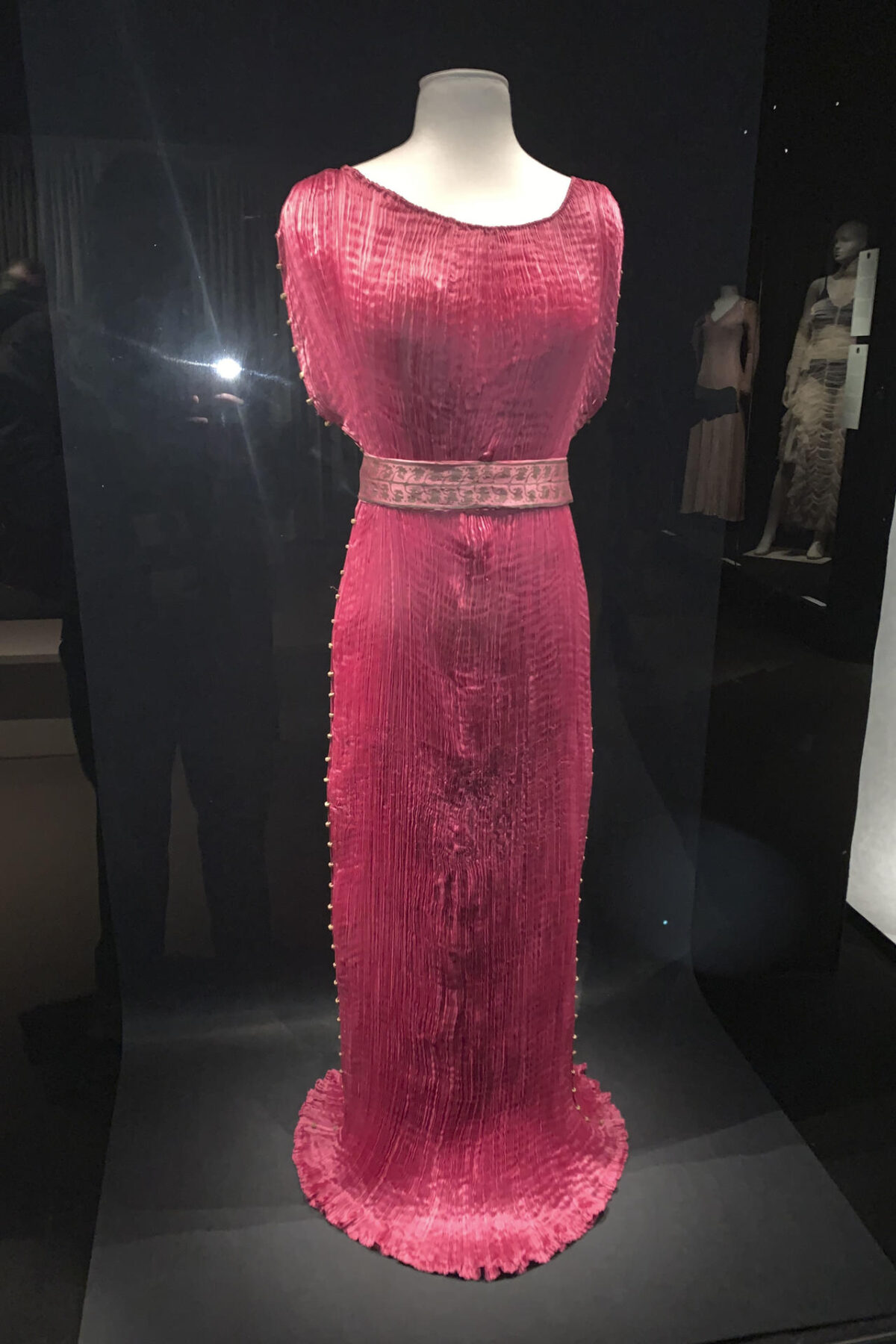 Vestido'Delphos', del creador español Mariano Fortuny y su mujer Henriette Negrin, una túnica plisada de seda inspirada en la túnica de la escultura El auriga de Delphos, que se descubrió en 1896. El minimalismo es una de las principales tendencias que dominan actualmente el mundo de la moda. Pero ¿de dónde viene esta forma de vestir? A esa pregunta responde la última exposición del Museo de la Moda y Encaje de Bruselas, que estará abierta al público a partir de este viernes. EFE/Olatz Castrillo