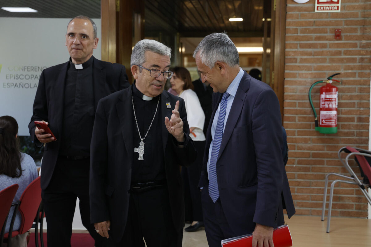 - El presidente de la Conferencia Episcopal Española (CEE), Luis Argüello, antes de la rueda de prensa ofrecida este martes, para evaluar el viaje de León XIV, en el que ha recorrido 2.500 kilómetros durante seis días con etapas en Madrid, Barcelona, Gran Canaria y Tenerife.EFE/ Maria Aguilella Pardo