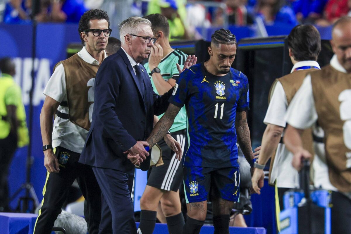El seleccionador de Brasil, Carlo Ancelotti, consuela a Raphinha, quien salió lesionado ante Haití. EFE/EPA/SHAWN THEW