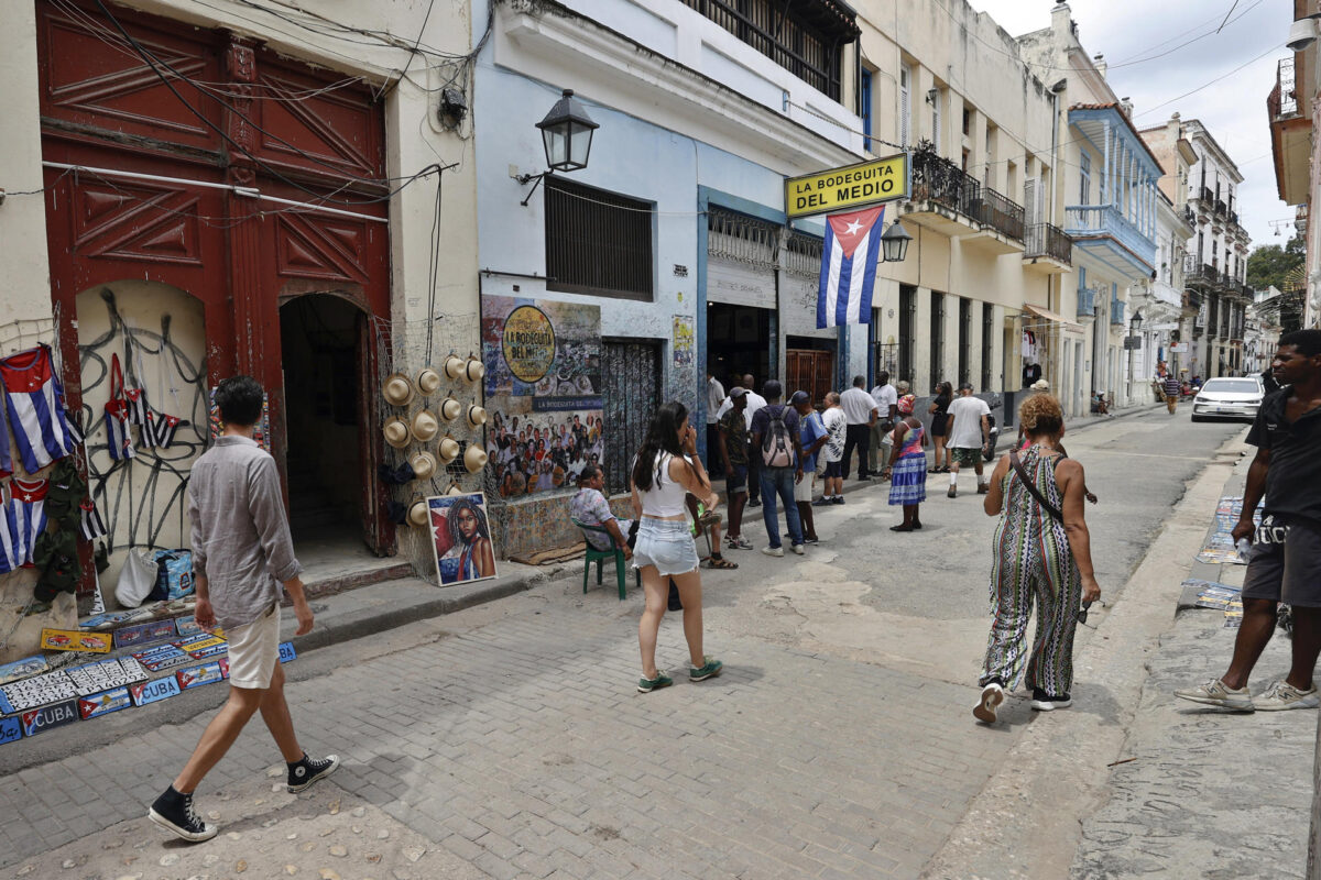 Fotografía del 6 de Junio de 2026 de personas caminando frente al bar y restaurante'La Bodeguita del Medio' en La Habana (Cuba). EFE/ Ernesto Mastrascusa