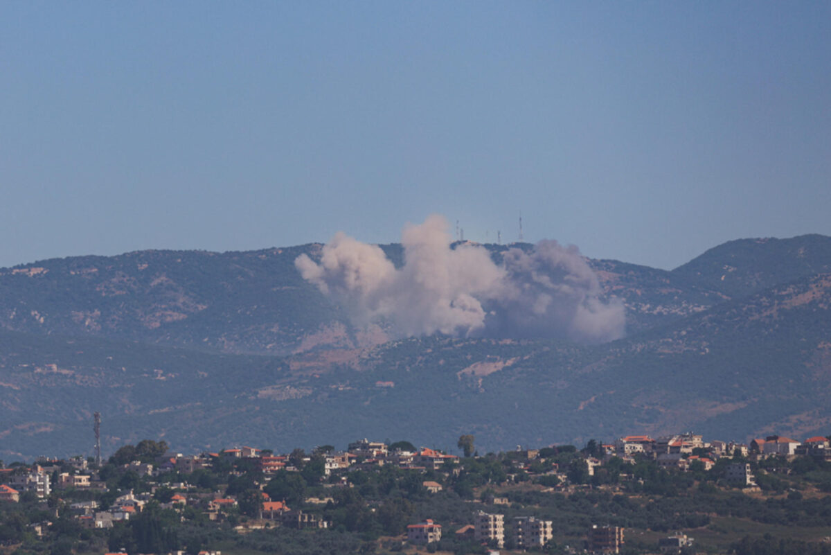 Múltiples detonaciones se registraron este sábado en el sur del Líbano, después de que el viernes Israel y la milicia chií Hizbulá acordaran un alto el fuego que entró en vigor por la tarde. EFE/ Magda Gibelli