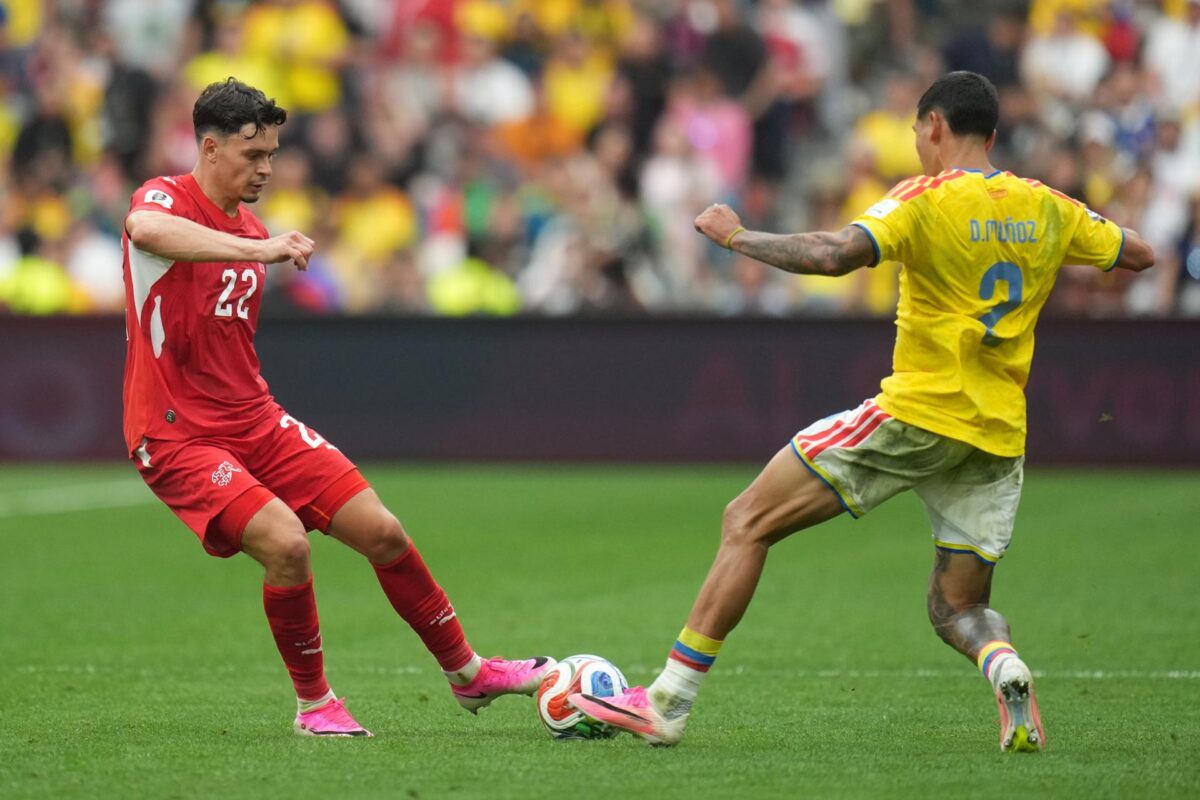 Fabian Rieder de Suiza (i) en acción contra Daniel Munoz de Colombia (d) durante el partido de la Copa Mundial de la FIFA 2026. EFE/EPA/BOB FRID