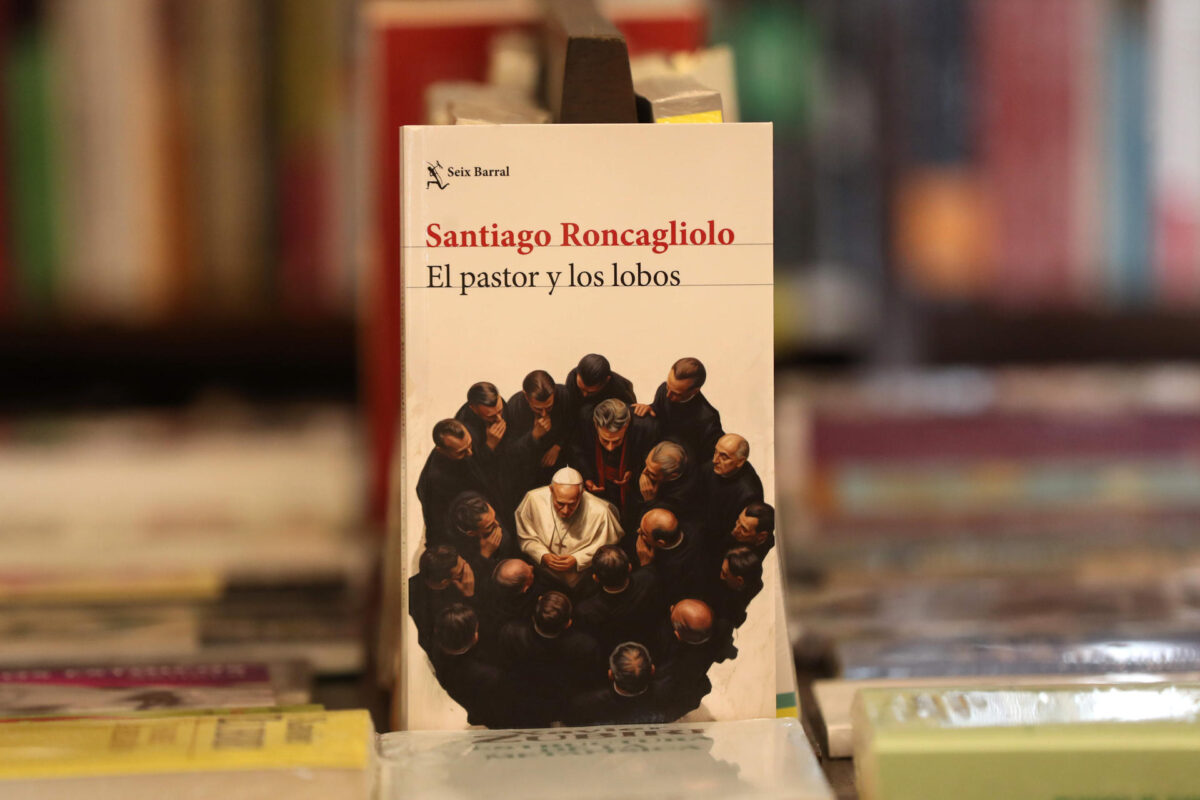 Fotografía que muestra el libro'El pastor y los lobos' (Planeta, 2026) del escritor peruano Santiago Roncagliolo este lunes, en Lima (Perú). EFE/Paolo Aguilar